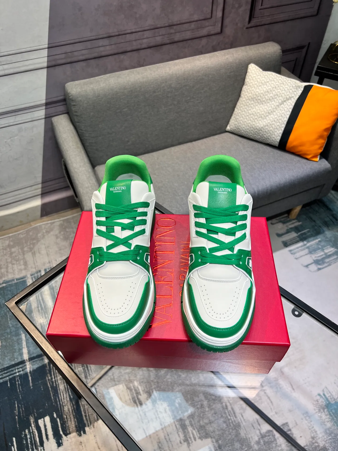 Men's Men's Shoes 💰660 Valentino 2023 early autumn new star shoes are now online! Wang Hedi and Ren Jialun have been worn by many celebrities. Who can refuse the same couple shoes as Wang Hedi! The design of Stars Stab My Heart is cool and spicy. The material of the shoes is cowhide, and every color is beautiful! Size 35-40, men’s size 39-44 (women’s 41, men’s 38, 45🉑️customized)
